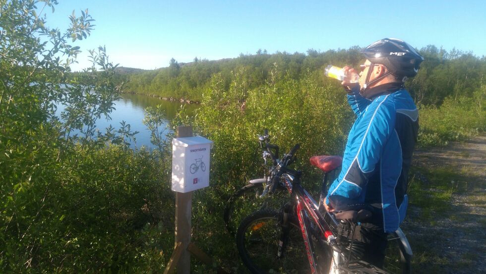 Eldre syklende i elvenesområdet kan registrere seg i postkassa ved Rundvannet. Den er merka med «Seniortråkken». Foto: Privat