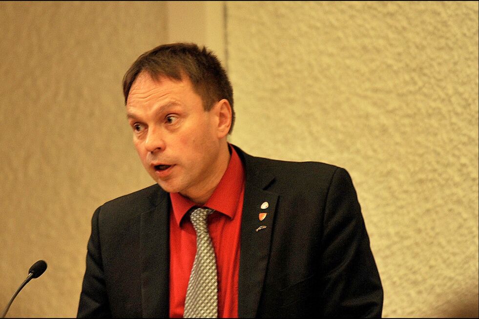 Ordfører Frank M. Ingilæ orienterte kommunestyret om vindkraftanlegget ved foten av Rásttigáisá, som er innmeldt til NVE. I et tidligere intervju med Ságat sier han at han ønsker seg mer kunnskap om prosjektet før kommunestyret gir sine offisielle synspunkter på anlegget.
 Foto: Erik Brenli
