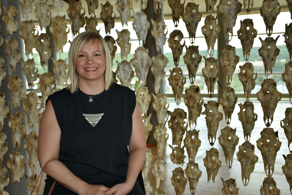 Kunstner Máret Ánne Sara foran verket Pile of Sápmi Supreme
 Foto: Åse Pulk