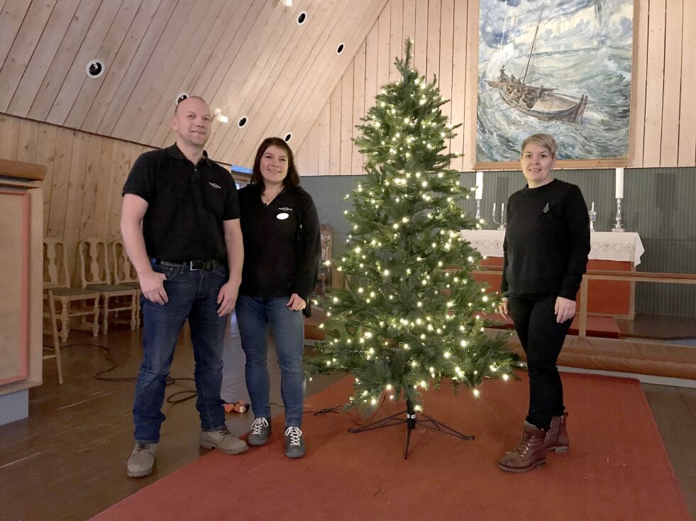 Nå blir det god julestemning i Lakselv kirke! Jan Are Hansen og Kjersti Bråthen sier til Ságat at de er glade for å kunne bidra til julestemningen. Hege Haakonsen i Porsangerne er rørt og glad. Endelig kan koret hun synger i, ha et juletre ved siden av seg under julekonserten.
 Foto: Kristin Marie Ericsson
