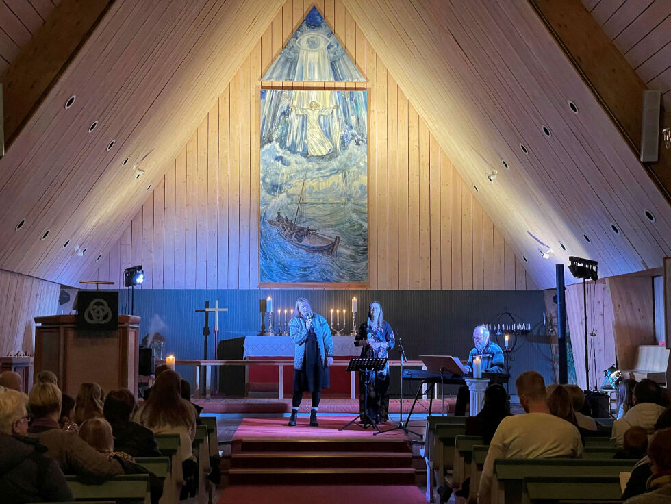 Innenfor veggene til Lakselv kirke. Det er nå dobbelt så mange begravelser som for bare ti år siden, hevder avtroppende menighetsrådsleder Helge Nicolaisen.
 Foto: Hannah Persen