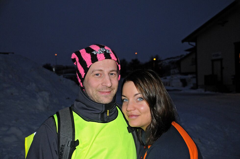 Takket være et løfte på Facebook om å gå fra Kirkenes til Vadsø om Norge vant EM i håndball, la Kjell Vidar Hølvold mandag formiddag ut på den 170 kilometer lange veien. Her ønsker kona Julie ektemannen Kjell Vidar god tur.
 Foto: Hallgeir Henriksen