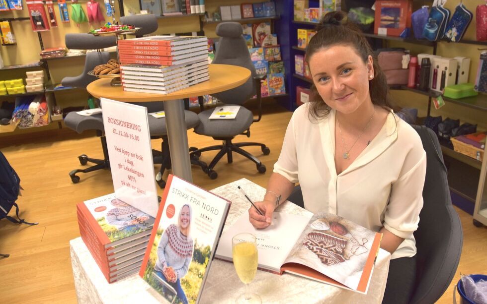 Christina Gjertsen fra Lakselv gjør stor suksess med sin strikkebok «Strikk fra nord».
 Foto: Sara Olaussen Stensvold