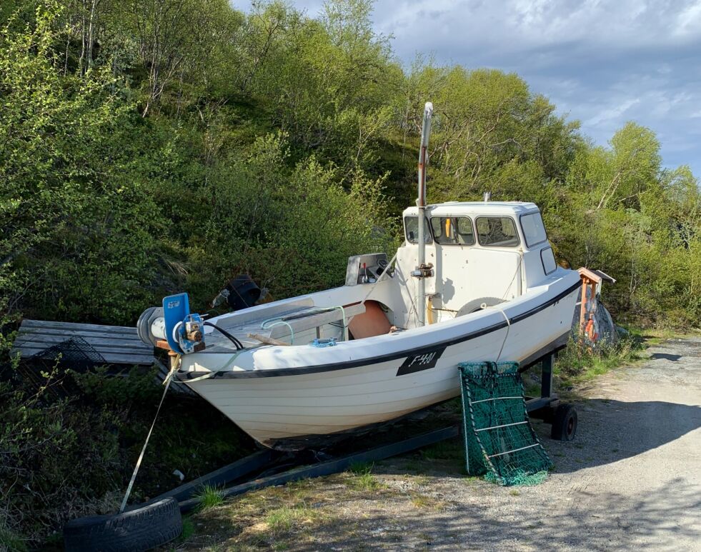 Båten bærer preg av å ha stått på land, uten tilsyn i flere år, etter at eieren flytta fra Neiden.
 Foto: Halllgeir Henriksen