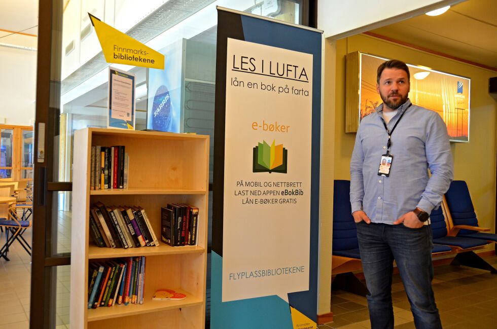 Lufthavnsjef Ulf Myrmel på Lakselv lufthavn Banak, er glad for at bøkene nå får luft under vingene.
 Foto: Roger Albrigtsen