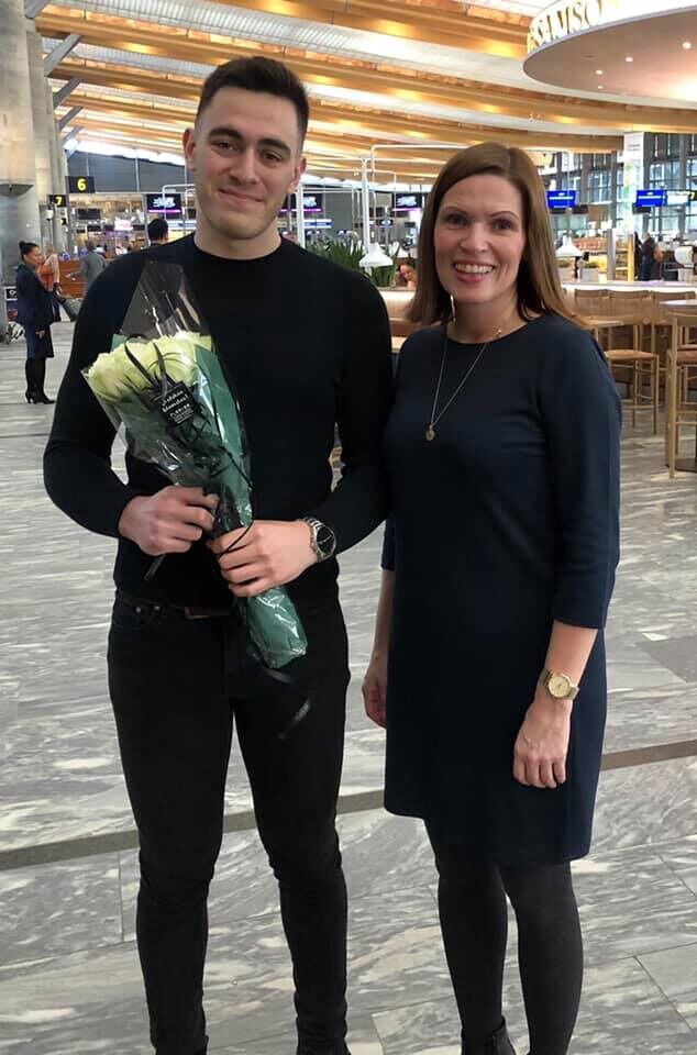 FIKK PRIS:
Ordfører Stine Akselsen overrasket Lucas Zuniga med å dele ut ungdommens idretts- og kulturpris for 2018. (Foto: Privat)
 Foto: Privat