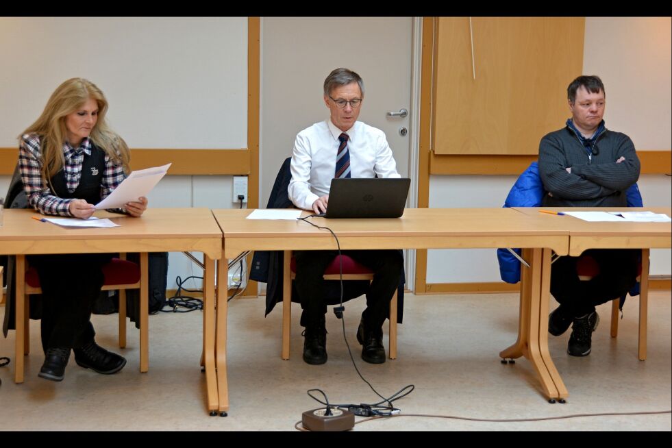 Torsdag 20. april måtte porsangermannen møte i retten. Fra venstre: meddommer Berit Astrid Utsi, dommer Finn-Arne Schanche Selfors og meddommer Johan Persen Eira.
 Foto: Kristin Marie Ericsson