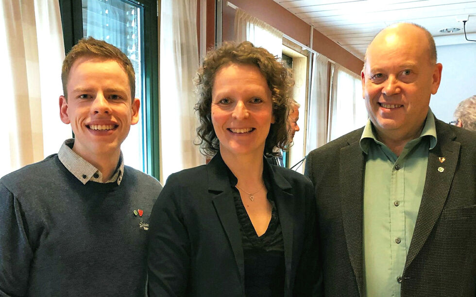 Mannen til venstre, Skjalg Hamnes og mannen til høyre, Svein Nilsen, har foretatt en kort rokade. Birgitte Rørvik Bruun har samme posisjon som sist.
 Foto: Evenes Sp
