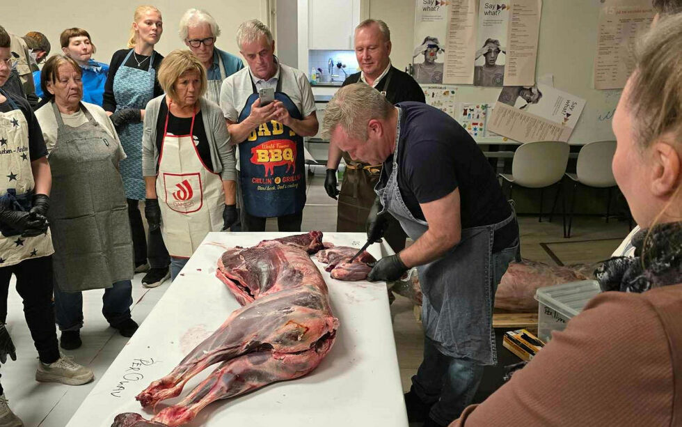 Oslo sameforening arrangerte sitt årlige «Reinkjøtt på tradisjonelt vis» på Samisk Hus.
 Foto: Privat
