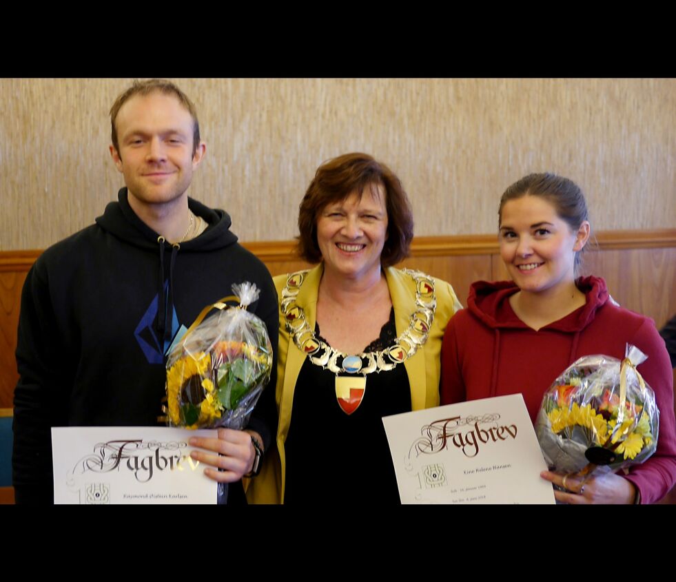 Mandag delte Nordkapp-ordfører Kristina Hansen ut fagbrev i rådhussalen i Honningsvåg. Raymond Øistein Karlsen og Kine Helene Solberg møtte opp, og fikk både fagbrevdiplom og blomster.
 Foto: Geir Johansen