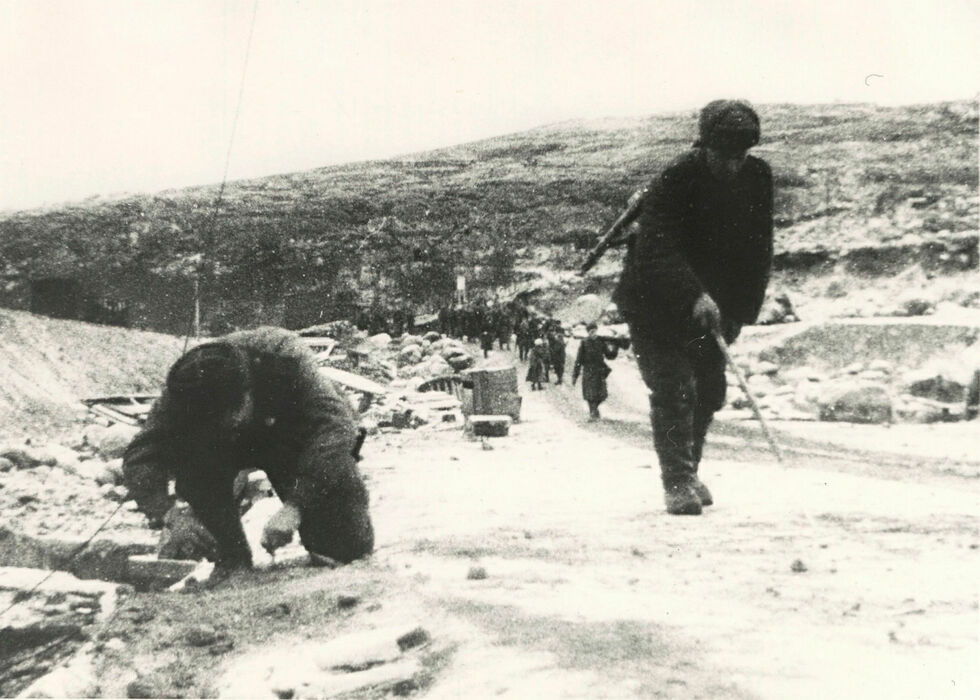Førstevann ved Kirkenes. Minesøkere på riksvei 50 i oktober 1944. Fra Godtfred Karlsens fotosamling.
 Foto: Finnmark Fylkesbibliotek