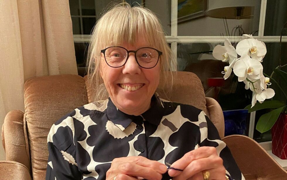 Marie Kemi strikker samiske luer til inntekt for foreldreløse barn og enker i Uganda.
 Foto: Elin Wersland