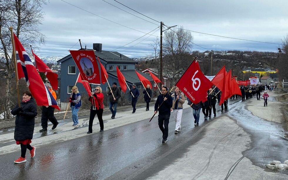 Opptoget på vei mot Wesselborgen med flagg og faner.
 Foto: Emil Olai Danielsen