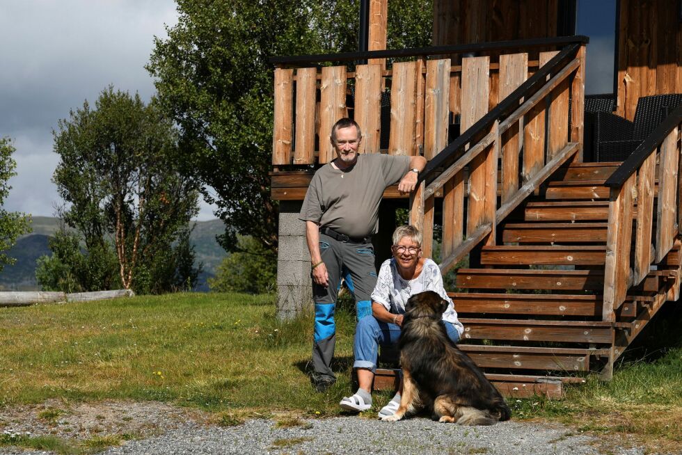 For fem år siden begynte Erling Moe og Marianne Hansen å leie ut hytta si til turister. De forteller om fullbookede sommermåneder og en trivelig og sosial måte å jobbe på.
 Foto: Irene Andersen