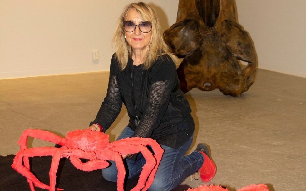 Tromsø-kunst­ne­ren Ing­hild Karlsen set­ter opp sitt fers­ke verk «Krab­be­tid» i for­bind­el­se med sin ut­still­ing på kunst­ner­sen­te­ret.
 Foto: Ani­ta Bjørn­back/Sámi Dáid­da­guovd­dáš