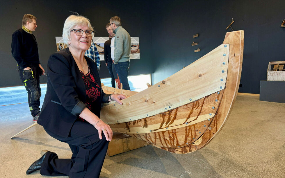 May-Torild Karikoski fra Neiden helselag med den nye Neiden-båten hun tok initiativet til å få bygd.
 Foto: Birgitte Wisur Olsen