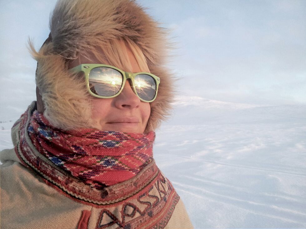 Máret Ánne Sara viser frem reinskaller med kulehull i panna på den internasjonale utstillingen Documenta.
 Foto: Ánte Siri