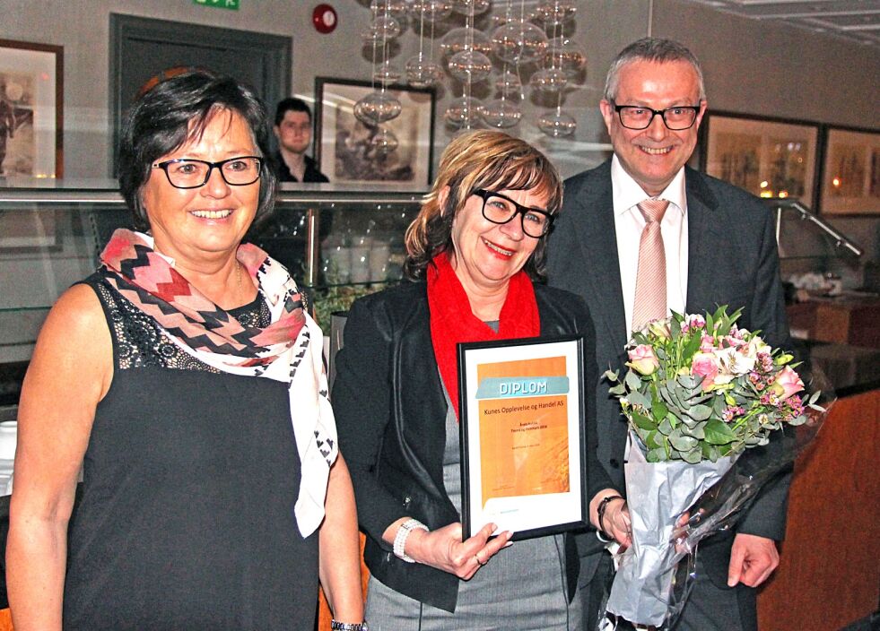 Heder og ære til Bjørg Masternes, som her er omkranset av Merkur-konsulent Elisabeth Gamst Mathiesen og daglig leder Helge Schei i Merkur.
 Foto: Per Kjetil Jørgensen, Merkur