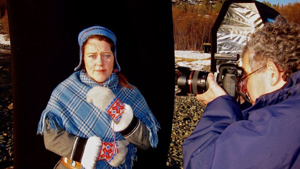 Silje Karine Muotka er egentlig ikke begeistret over å bli fotografert. Men hun stiller gjerne opp i fotograf Randall Hymans prosjekt «Sami Dreams», og han ber henne tenke på sine bekymringer.
 Foto: Rita Heitmann