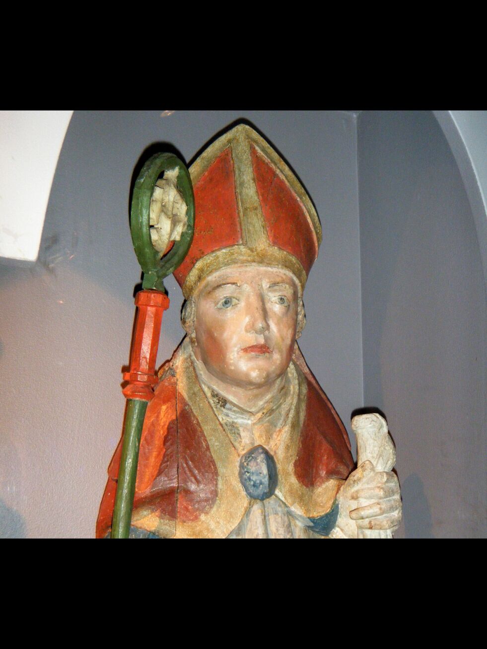 Biskopen står på Tromsø Museum og er et eksempel på at det fantes mye fin kirkekunst i de middelalderske Finnmarks-kirkene. Mye av dette stod i kirkene helt opp mot moderne tid på 1800/1900-tallet, også samer brukte disse kirkene.
 Foto: Siv Rasmussen