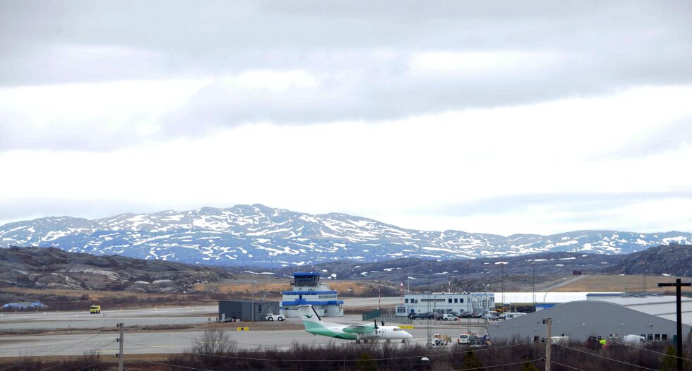 Rullebanen på Kirkenes lufthavn Høybuktmoen skal forlenges 300 meter østover (til høyre), og arbeidet kan starte opp neste vår.
 Foto: Halllgeir Henriksen