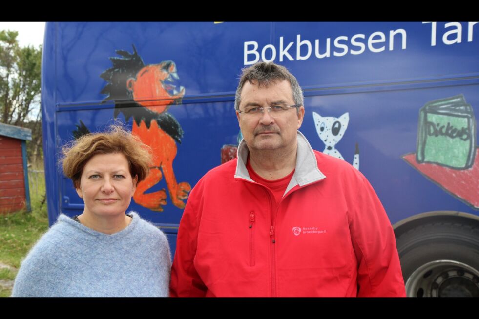Helga Pedersen og Knut Store håper Sametinget snur angående tilskudd til bokbussene. – Det er ingen skam å snu, sier Pedersen.
 Foto: Torbjørn Ittelin