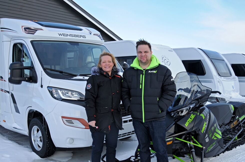 – Vi gleder oss til å ta fatt på å selge caravan og bobiler. Det sier eierne Ellen Kristina Saba (til venstre) og Vegard Blien i Tana Bilglass AS. Den tredje eieren Jan Tapio Guttorm var ikke tilstede når bildet ble tatt.
 Foto: Tom Hardy