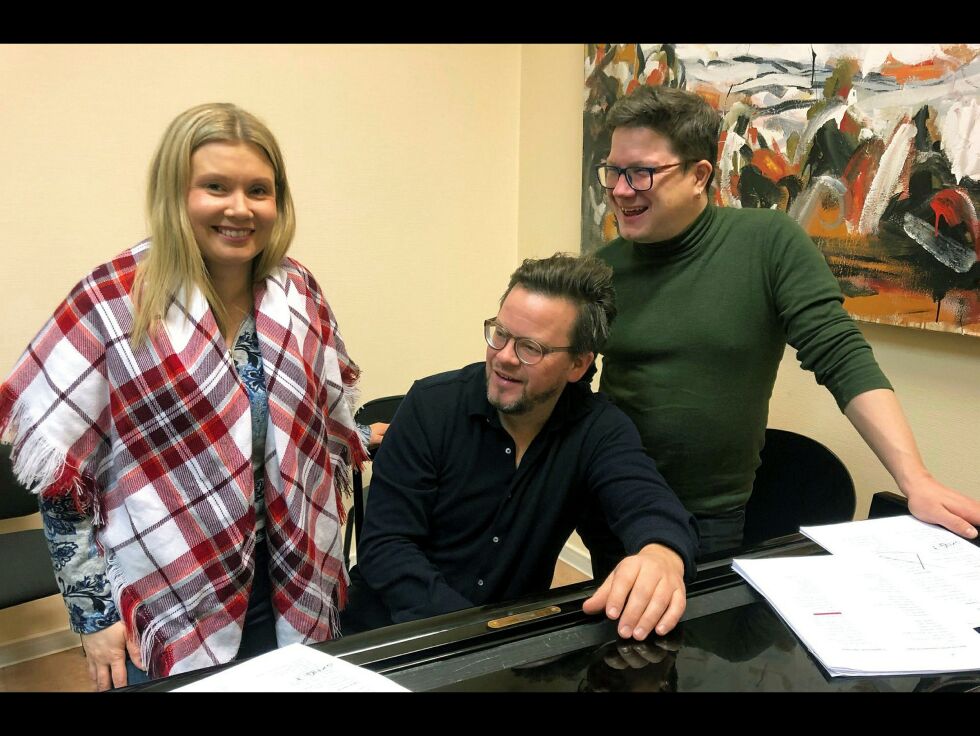 Ingá-Máret Gaup-Juuso, Håvard Lund og Niko Valkeapää er i gang med innstuderingen av «Duvvene».
 Foto: Kultur i Troms