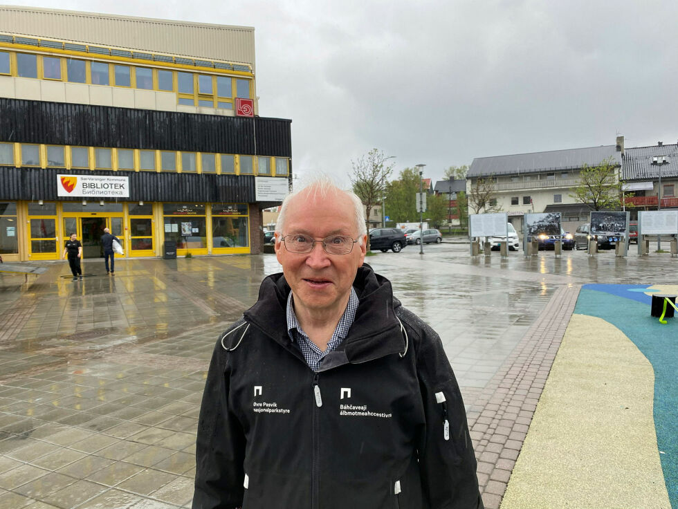 Leder i Min Árbe, Knut Mortensen, undres på om det gjelder ulike regler på Steinkjer og i Sør-Varanger på å gi veier og plasser navn.
– De to sakene er svært like med totalt forskjellige innstillinger og lovtolkninger. Dette bare bekrefter den mangelfulle jobben til kommunedirektøren. Alle foto: Hallgeir Henriksen
Foto: Hallgeir Henriksen