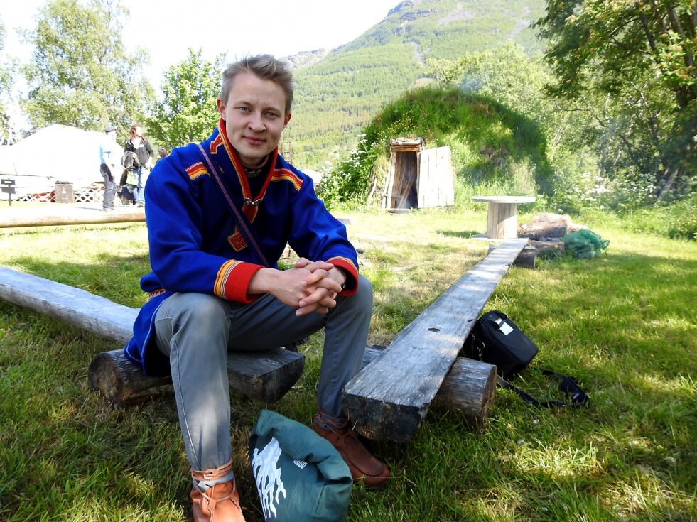 Multikunstneren Emil Karlsen har et spennende år foran seg med fokus på joik og film.
 Foto: Lea Nilsen Marakat