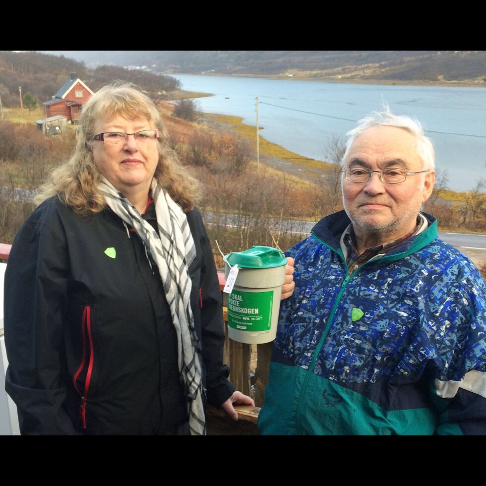 GIVERGLEDE:

Pensjonistene Johanne og Harald Smette fra Smalfjord var ute med bøssa, søndag formiddag. De samlet inn i hjembygda si og opplevde stor giverglede rundt om i hjemmene til det de mente var en viktig sak.
 Foto: Tom Hardy