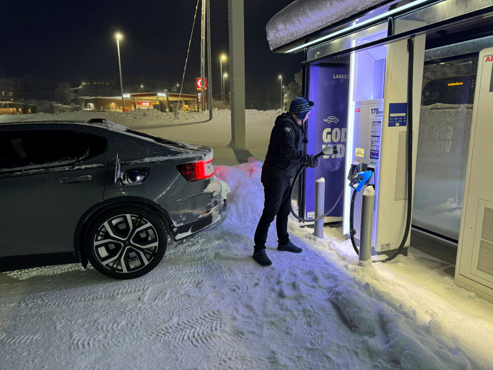 Drosjesjåfør Stein Tore Sivertsen mener infrastrukturen burde vært på plass, før det stilles krav om kun elbiler til pasienttransport.
 Foto: Birgitte Wisur Olsen