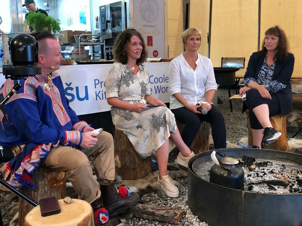 Folket i nord er på poli­tikk-fes­ti­va­len Aren­dals­uka, for å se, bli sett og for å bli hørt. Gjen­nom uka har Nord­om­råde­part­ner­ska­pet dis­ku­sjo­ner om nord­om­rå­de­ne, i láv­vu­en på Fløy­heia i Aren­dal. Her er direk­tør Anders Oskal fra Inter­na­sjo­nalt rein­drifts­senter, pro­rek­tor Kath­rine Tvei­terås fra UiT, Aina Val­land fra Sjømat Nor­ge og Alta-ord­fø­rer Mo­ni­ka Niel­sen, un­der ons­da­gens sam­tale om hav­et i nord som spis­kam­mer.
 Foto: Karine Nigar Aarskog/UIT
