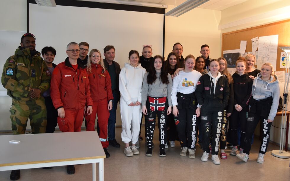 Snart er det klart for katastrofeøvelse i Porsanger kommune. Tirsdag var skoleelever, lærere og representanter fra sivilforsvaret, redningshelikoptertjenesten, brann, ambulanse og sykeavdelingen samlet til en siste gjennomgang.
 Foto: Irene Andersen