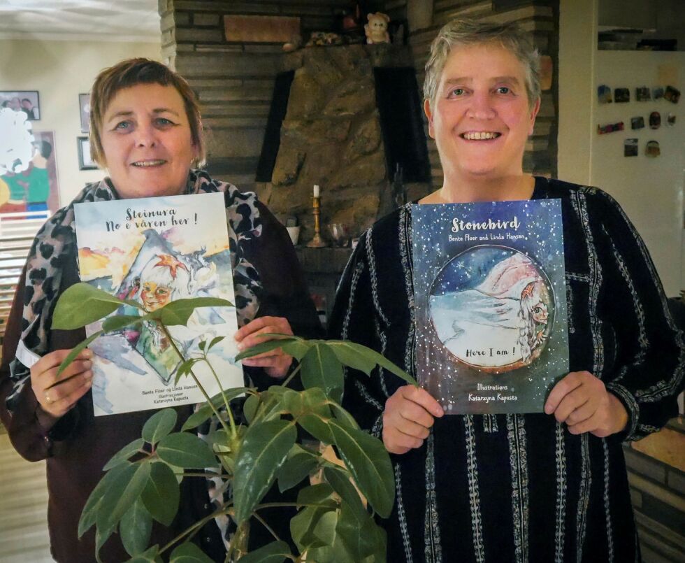 Lørdag 5. mars blir det en markering i aulaen ved Honningsvåg skole av at det er fem år siden Bente Floer (til venstre) og Linda Hansen ga ut den første boka om «Steinura», samt at boka nå også er oversatt til samisk. Arkivfoto: Geir Johansen