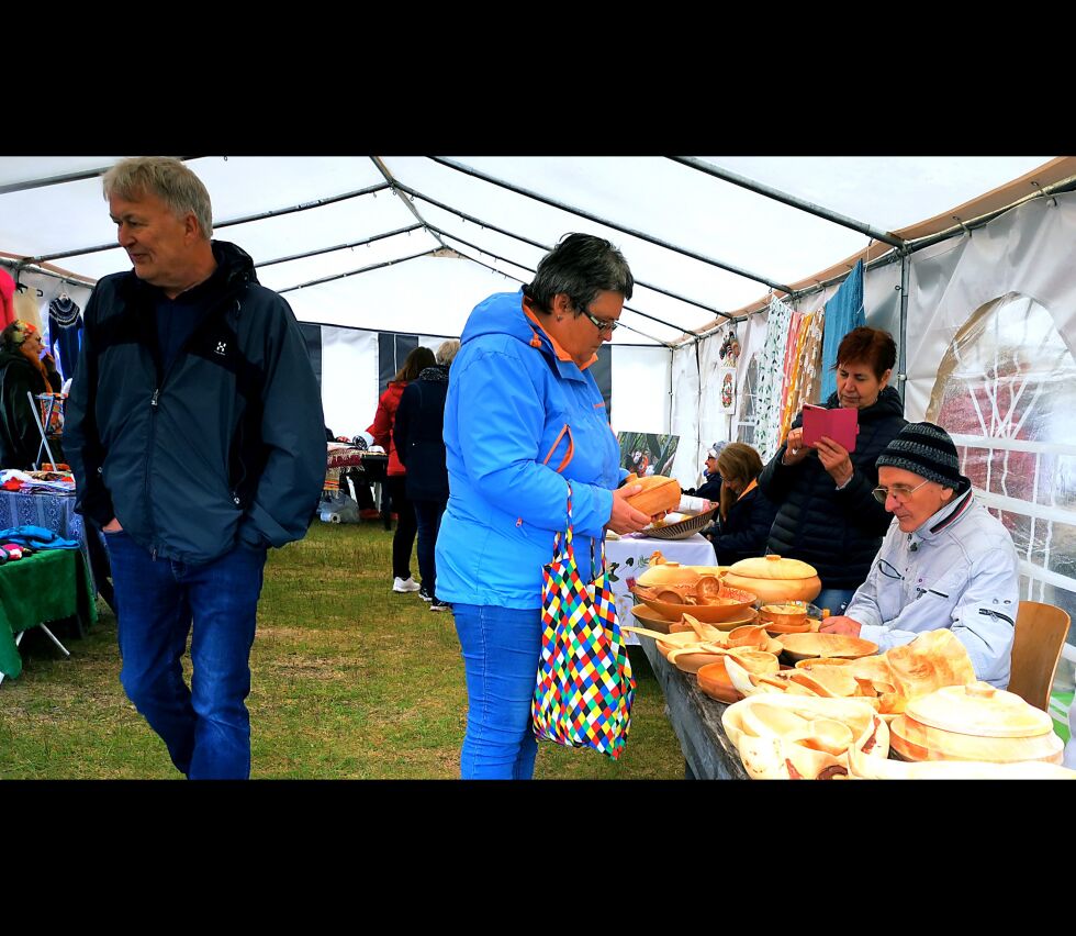 Thorvald Brochs bød på rikuleprodukter, og her er det Hildur Carstens som fatter interesse, mens Per Frydstad vandrer videre til en annen utstiller.
 Foto: Stein-Tore Sivertsen