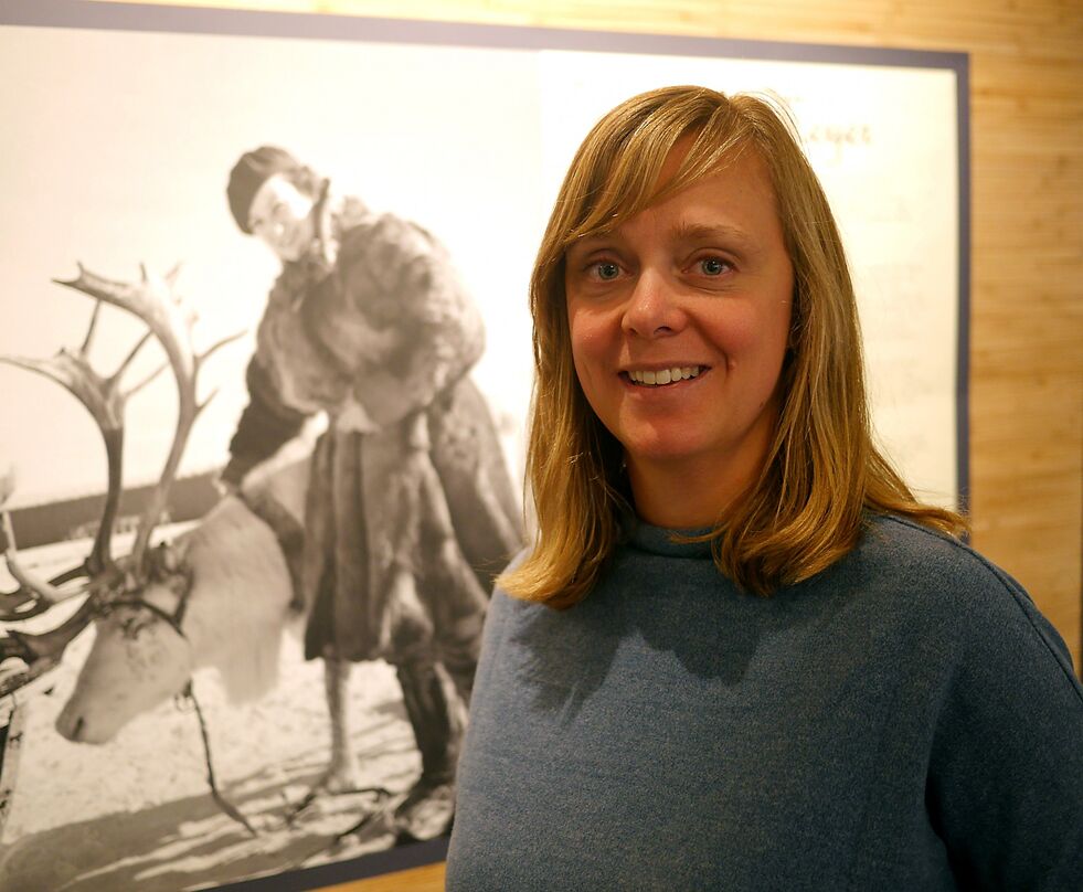 Formidler ved Nordkappmuseet, Marjolein ten Hoopen, er glad for å kunne presentere en utstilling av fotografier tatt av Elisabeth Meyer. På bildet i bakgrunnen har Meyer latt seg fotografere sammen med en rein.
 Foto: Geir Johansen