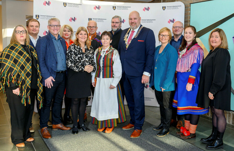Fylkesutvalget i Finnmark består av Kristin Rajala (Ap), Christian Bergeton Klaussen (Ap), Odd Erling Mikalsen (Frp), Linda Beate Randal (Ap), Trina Noodt (V), Hallgeir Strifeldt (R), Tordis Beate Opdahl (Nkf), Magne Ek (Nkf), Hans-Jacob Bønå (H), Heidi Holmgren (Sp), Thomas Arild Mølmann (Nkf), Hege Christin Bjørkmann (H) og Elin Mathisen (SV).
 Foto: Bjarne Riesto
