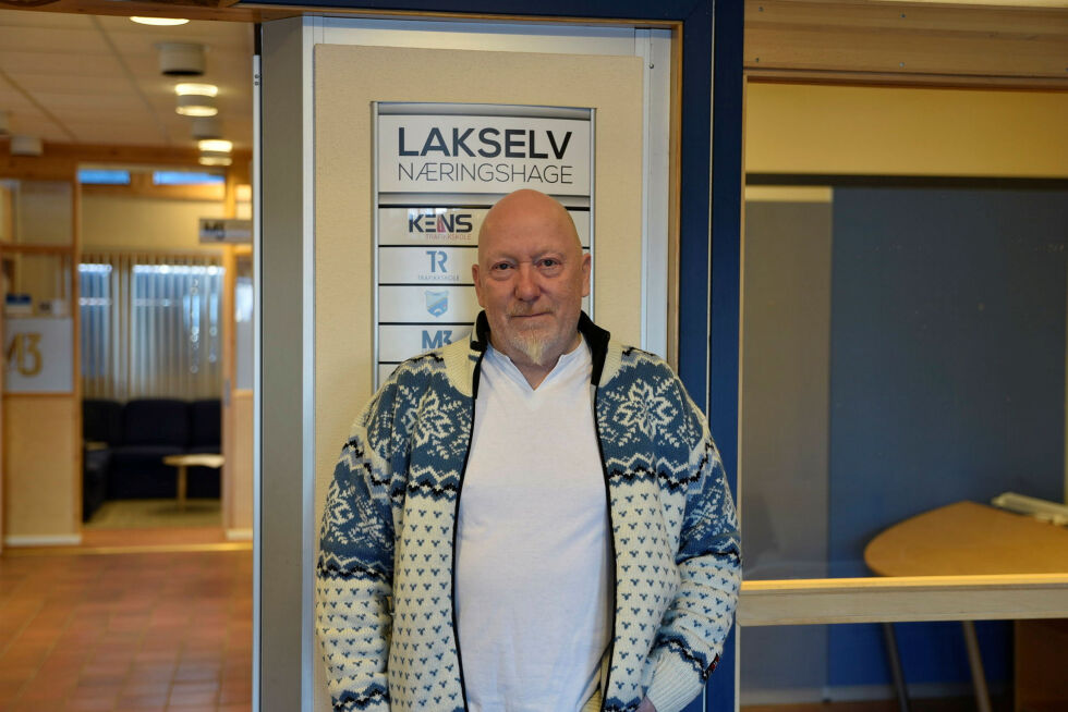 Kontoret til M3 Cargo er midt i Lakselv, og deler lokaler sammen med blant annet to kjøreskoler.
 Foto: Oskar Melkeraaen Aas