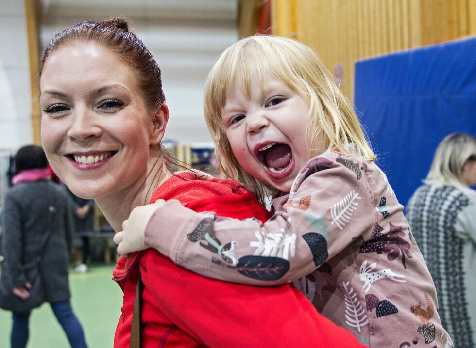Tina Hoaas og datter Emma Rose tok turen fra Alta til Karasjok forrige helg, for å ta en titt innom duodjimarkedet. Eldstedatter Maila var også med, men hun var opptatt med å leke med vennene sine.
 Foto: June  Helén Bjørnback
