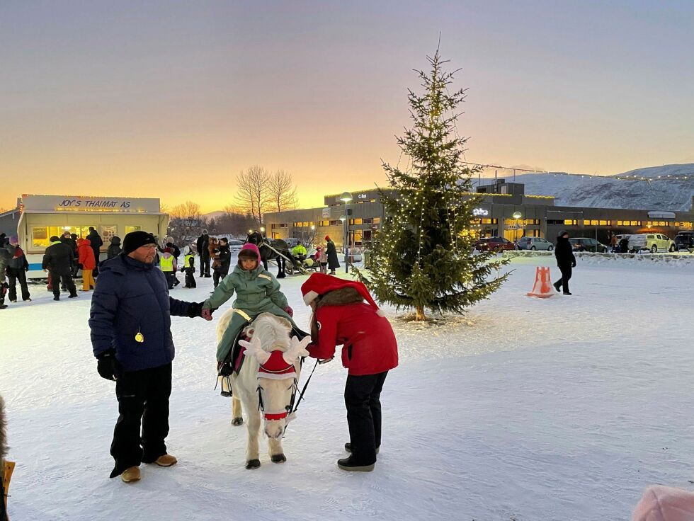 Med hest, slede og bjelleklang ble den ellers kalde dagen en stor suksess, fylt med varm og god adventsstemning.
 Foto: Hannah Persen