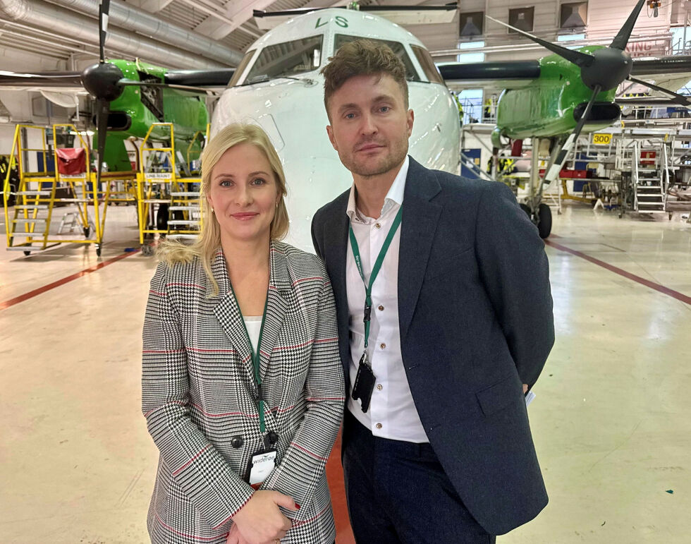 Regiondirektør Sigrid Ina Simonsen i NHO Arktis og regiondirektør Hans Christian Hansson i NHO Nordland på besøk ved Widerøes hovedkvarter i Bodø. Nå støtter de at regjeringen skal vurdere beboerrabatt i nord.
 Foto: Robert Greiner/NHO Arktis