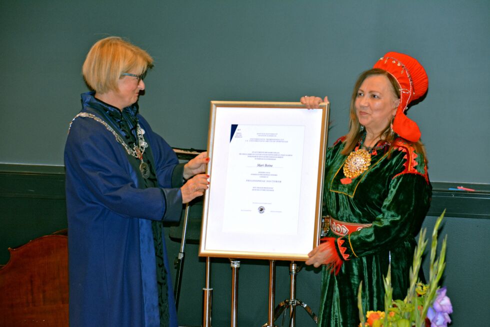 Den offisielle seremonien, der Mari Boine ble utnevnt til æresdoktor av rektor Anne Husebekk, fant sted i forbindelse med universitetets 50-årsjubileum.
 Foto: Elin Margrethe Wersland