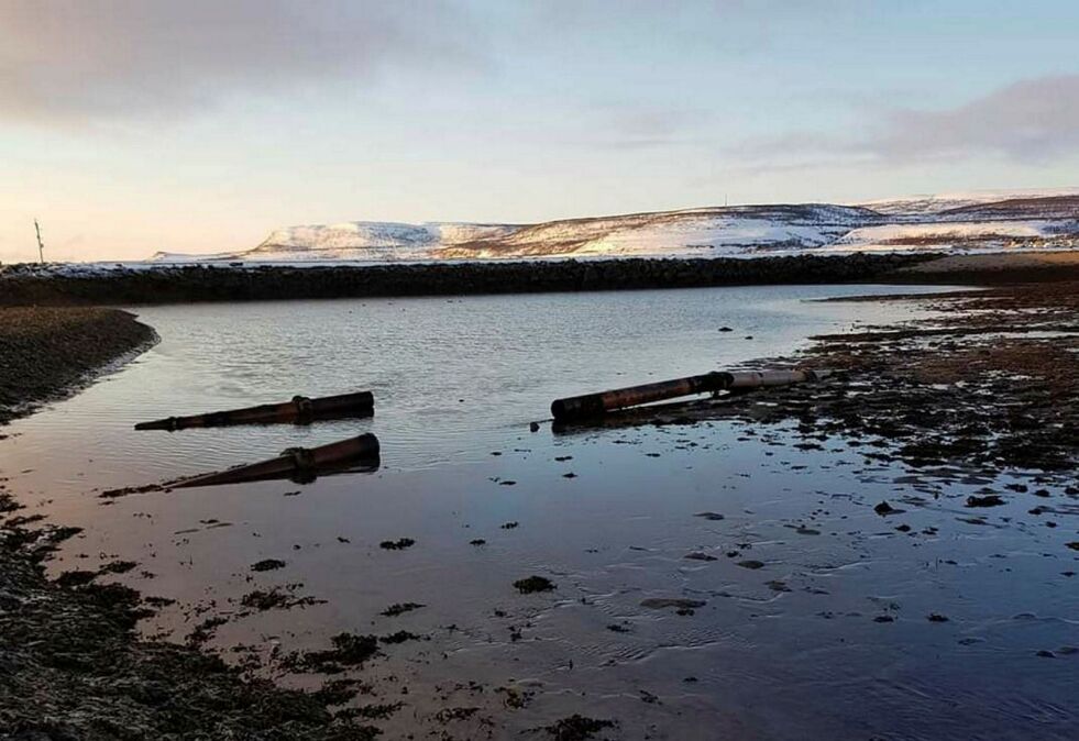 Ødelagte kloakkrør ligger og flyter i havneområdet i Vestre Jakobselv, og gjør at kloakken kommer opp i overflata og blir skylt inn mot land.
Foto: Privat