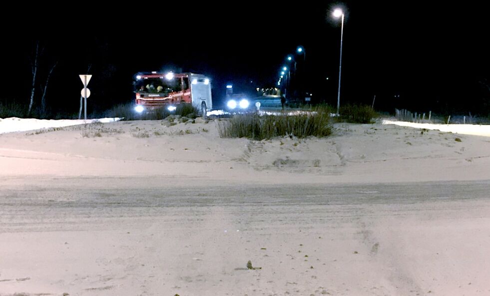 Ulykkesbilen skal ifølge øyevitner ha kommet kjørende nedover Karasjokveien i svært høy hastighet før den traff rundkjøringen, like ved Lakselv sentrum.
 Foto: Marius Thorsen