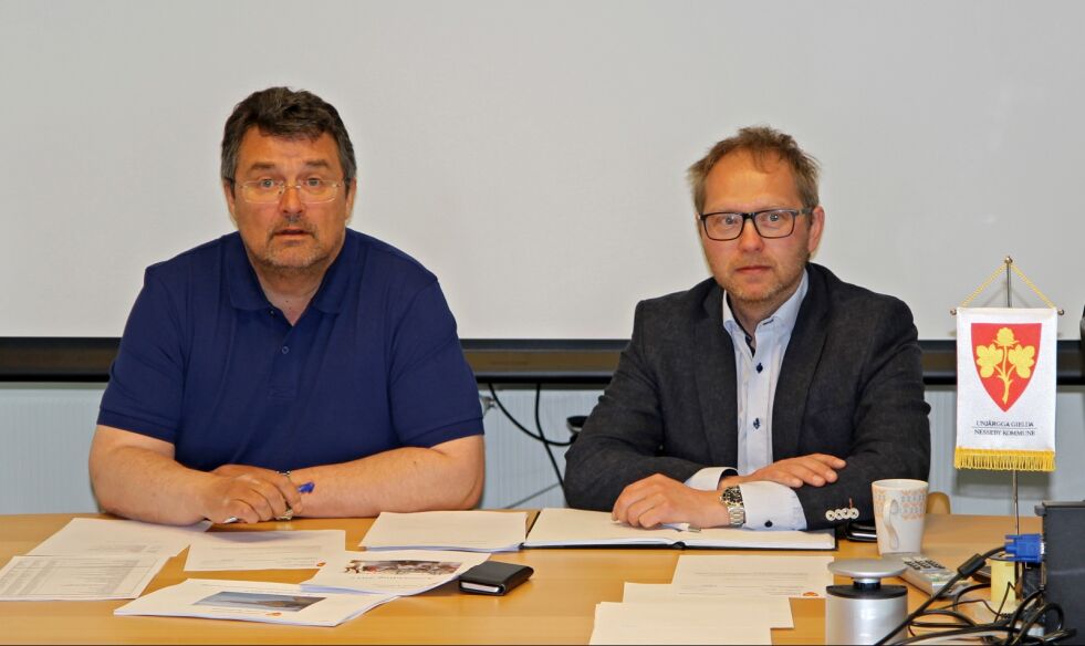 Ordfører Knut Store (til venstre) forteller at det i løpet av kort tid vil være klart for utlysning av stillingen som administrasjonssjef i kommunen. Tom Ivar Haukland (til høyre) er konstituert i stillingen for tiden, men sier selv det er uaktuelt å søke stillingen.
 Foto: Torbjørn Ittelin