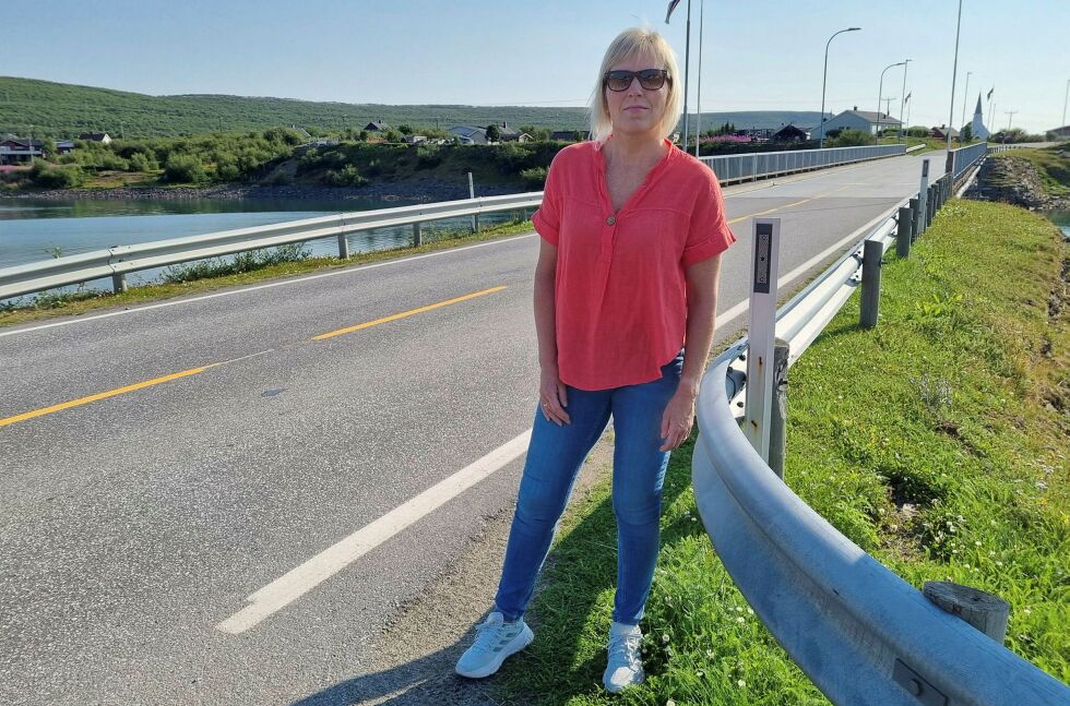 Kathrine Bangsund Green i aksjonsgruppa håper det endelig kan gjøres noe med trafikkforholdene fra brua i Vestre Jakobselv og vestover i bygda. 
– Endelig skjer det noe, sier hun.
 Foto: Torbjørn Ittelin