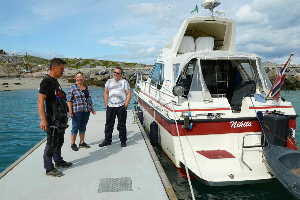 Kitt-Eva Hoel og Jan Audun Karisaari gratulerer Pål Haldorsen med det nye anlegget. De starter ferien på sjøen og lurer på hvordan de skal betale for båten på gjestebrygga. Været avgjør hvor lenge de blir på sjøen.
 Foto: Yngve Beddari