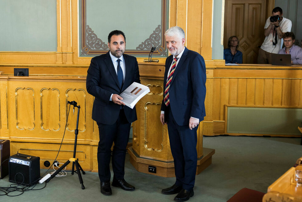 Kommisjonens leder Dagfinn Høybråten overrekker rapporten til stortingspresident Masud Gharahkhani.
 Foto: Peter Mydske/Stortinget