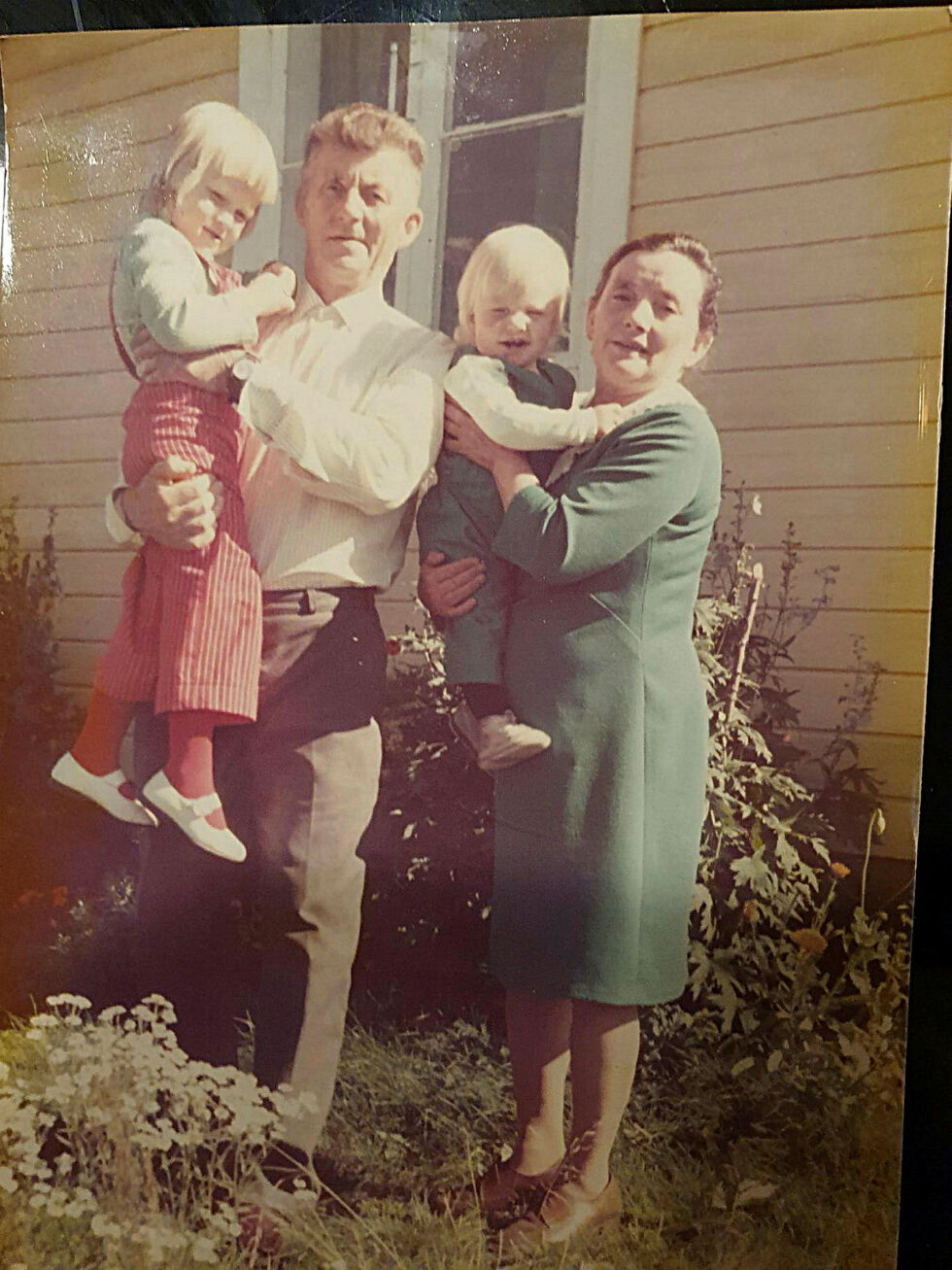 Morfar Ámmon og mormor Sofie med meg og min søster Ingrid Sofie. Bildet er tatt i Ájonjárga i Karasjok (sent på 1960-tallet).
 Foto: privat